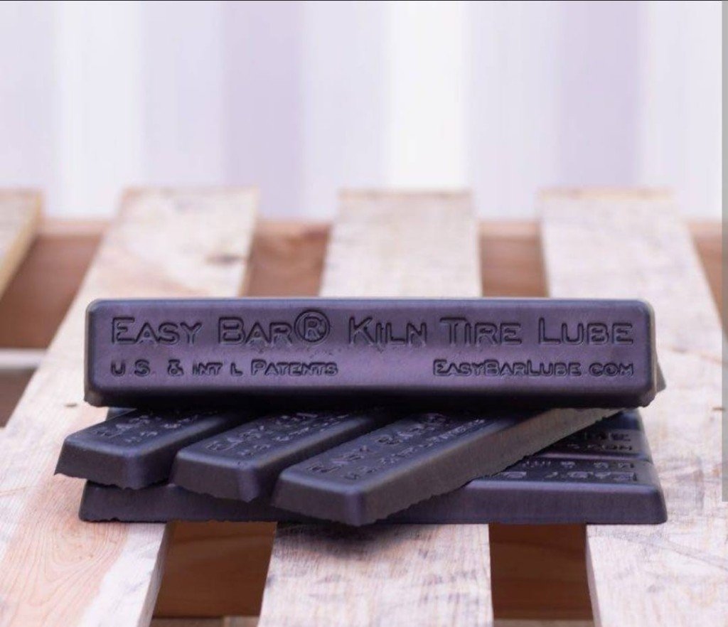 Barras Easy Bar Kiln Tire Lube empilhadas sobre um palete